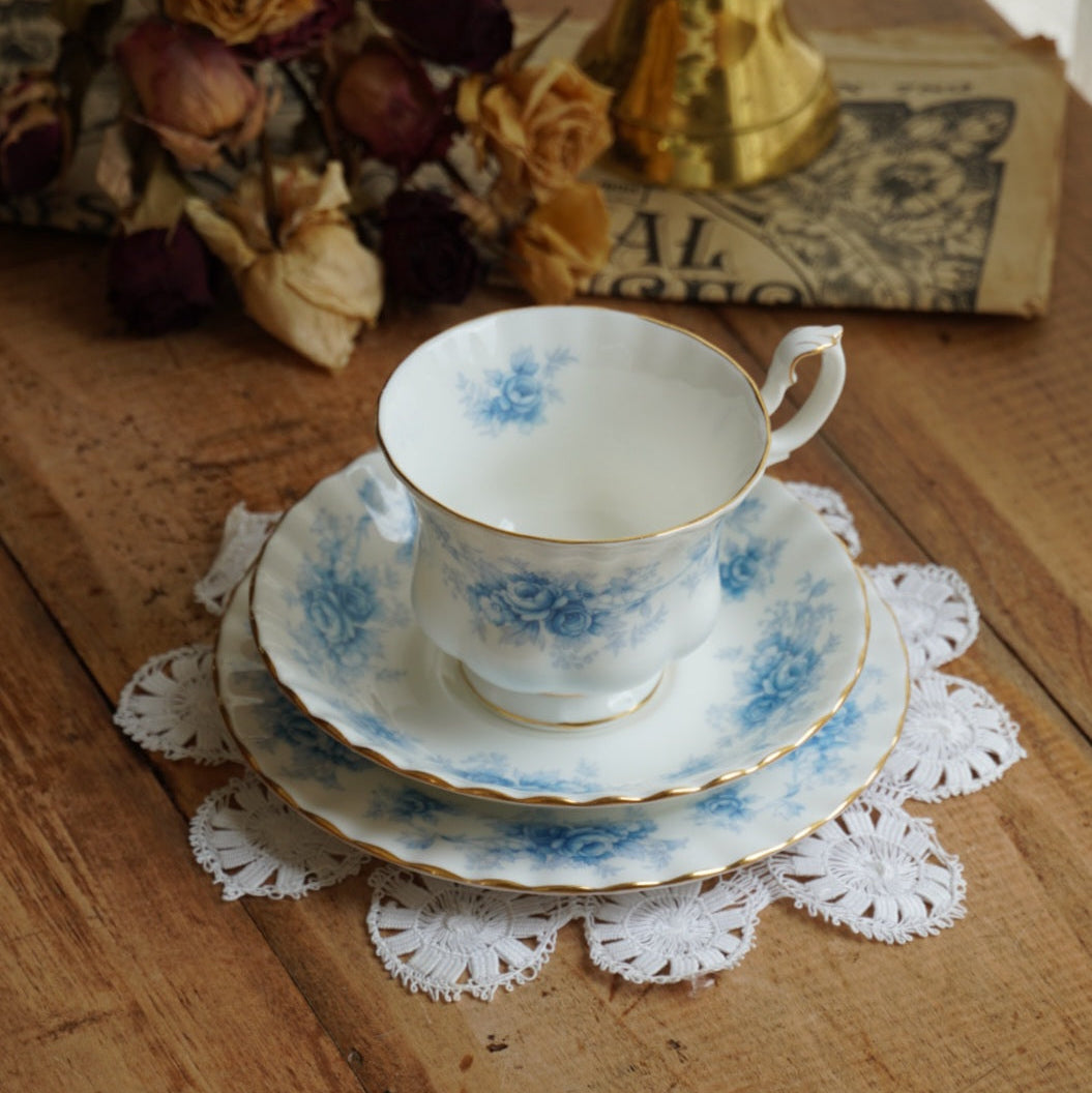 Tasse "Charlene" et assiette à gâteau en porcelaine anglaise fleurie bleutée et dorée Royal Albert modèle Windsor Rose