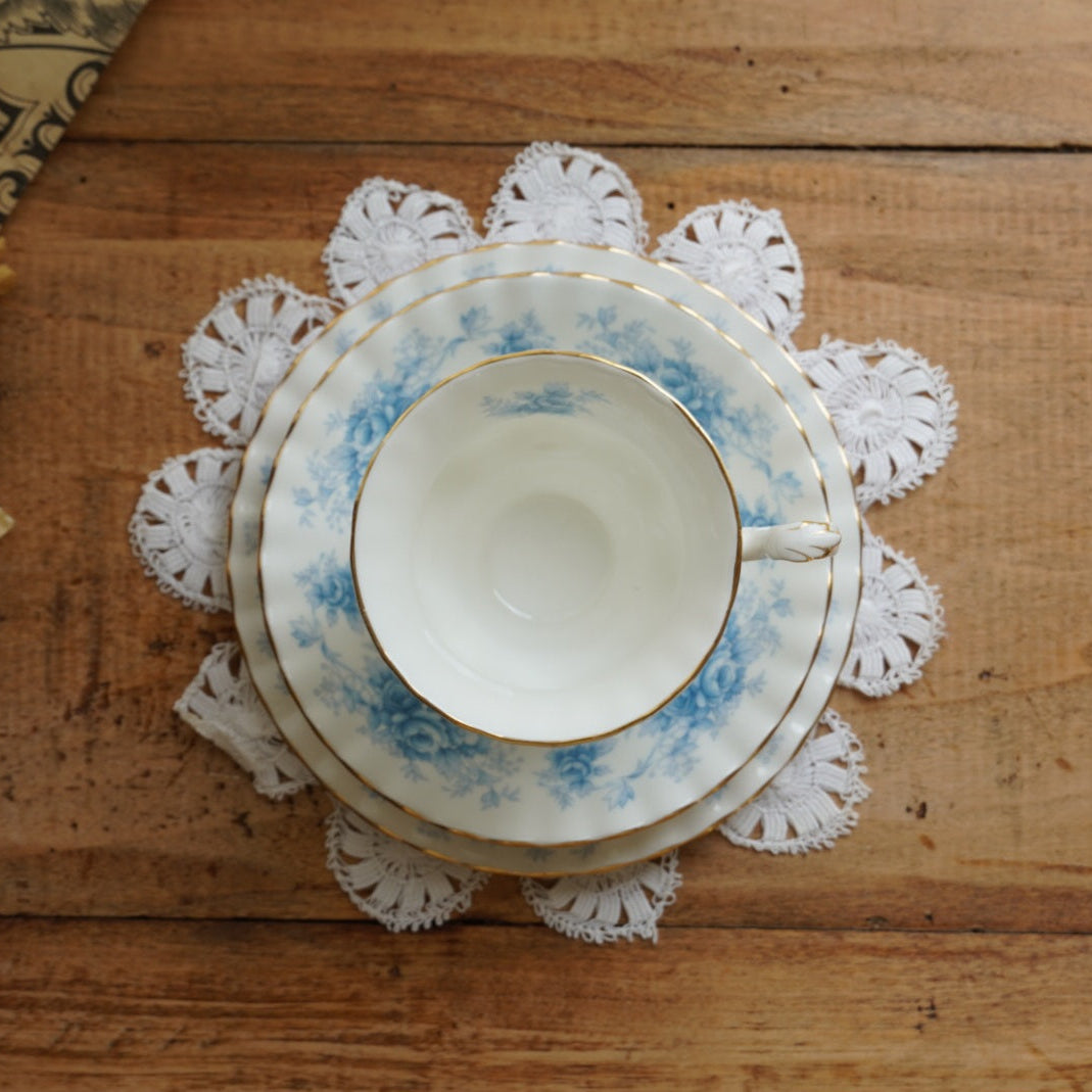 Tasse "Charlene" et assiette à gâteau en porcelaine anglaise fleurie bleutée et dorée Royal Albert modèle Windsor Rose