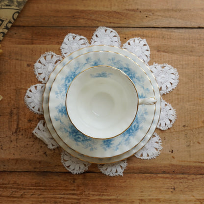 Tasse "Charlene" et assiette à gâteau en porcelaine anglaise fleurie bleutée et dorée Royal Albert modèle Windsor Rose