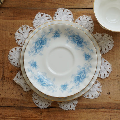 Tasse "Charlene" et assiette à gâteau en porcelaine anglaise fleurie bleutée et dorée Royal Albert modèle Windsor Rose