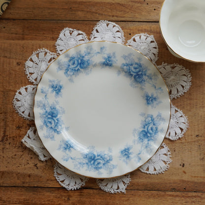 Tasse "Charlene" et assiette à gâteau en porcelaine anglaise fleurie bleutée et dorée Royal Albert modèle Windsor Rose