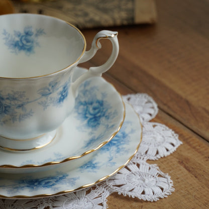 Tasse "Charlene" et assiette à gâteau en porcelaine anglaise fleurie bleutée et dorée Royal Albert modèle Windsor Rose
