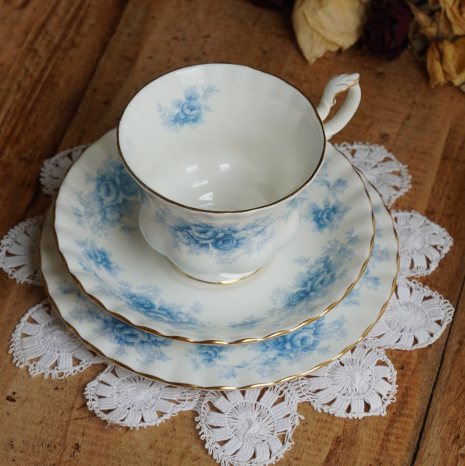 Tasse "Charlene" et assiette à gâteau en porcelaine anglaise fleurie bleutée et dorée Royal Albert modèle Windsor Rose