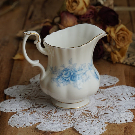 Pot à lait "Charles" en porcelaine anglaise fleurie bleutée et dorée Royal Albert modèle Windsor Rose