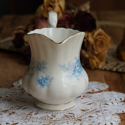 Pot à lait "Charles" en porcelaine anglaise fleurie bleutée et dorée Royal Albert modèle Windsor Rose