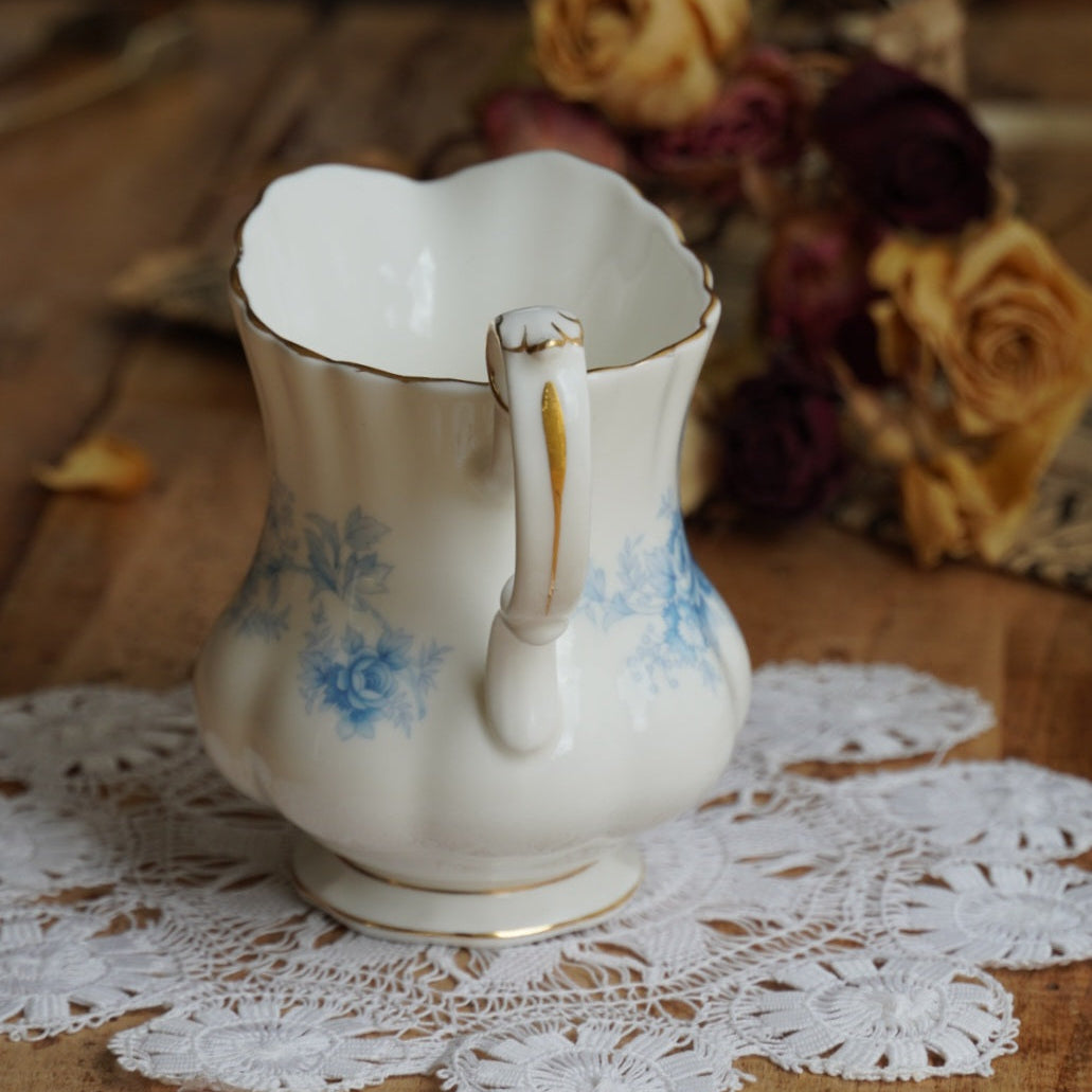 Pot à lait "Charles" en porcelaine anglaise fleurie bleutée et dorée Royal Albert modèle Windsor Rose