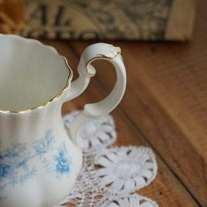 Pot à lait "Charles" en porcelaine anglaise fleurie bleutée et dorée Royal Albert modèle Windsor Rose
