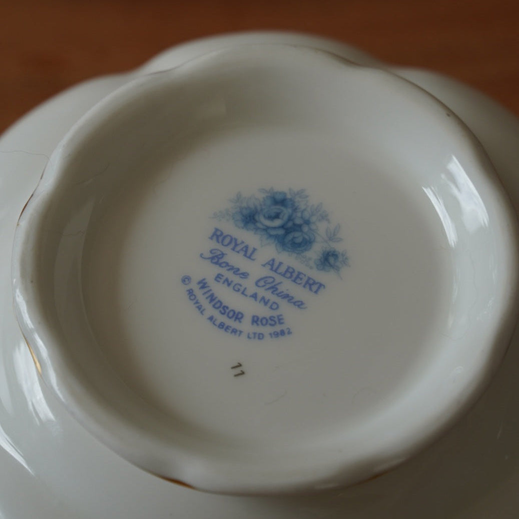 Sucrier "Charles" en porcelaine anglaise fleurie bleutée et dorée Royal Albert modèle Windsor Rose