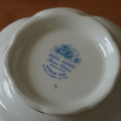 Sucrier "Charles" en porcelaine anglaise fleurie bleutée et dorée Royal Albert modèle Windsor Rose