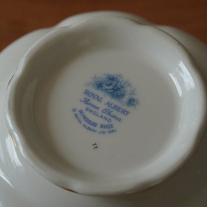 Tasse "Charlene" et assiette à gâteau en porcelaine anglaise fleurie bleutée et dorée Royal Albert modèle Windsor Rose
