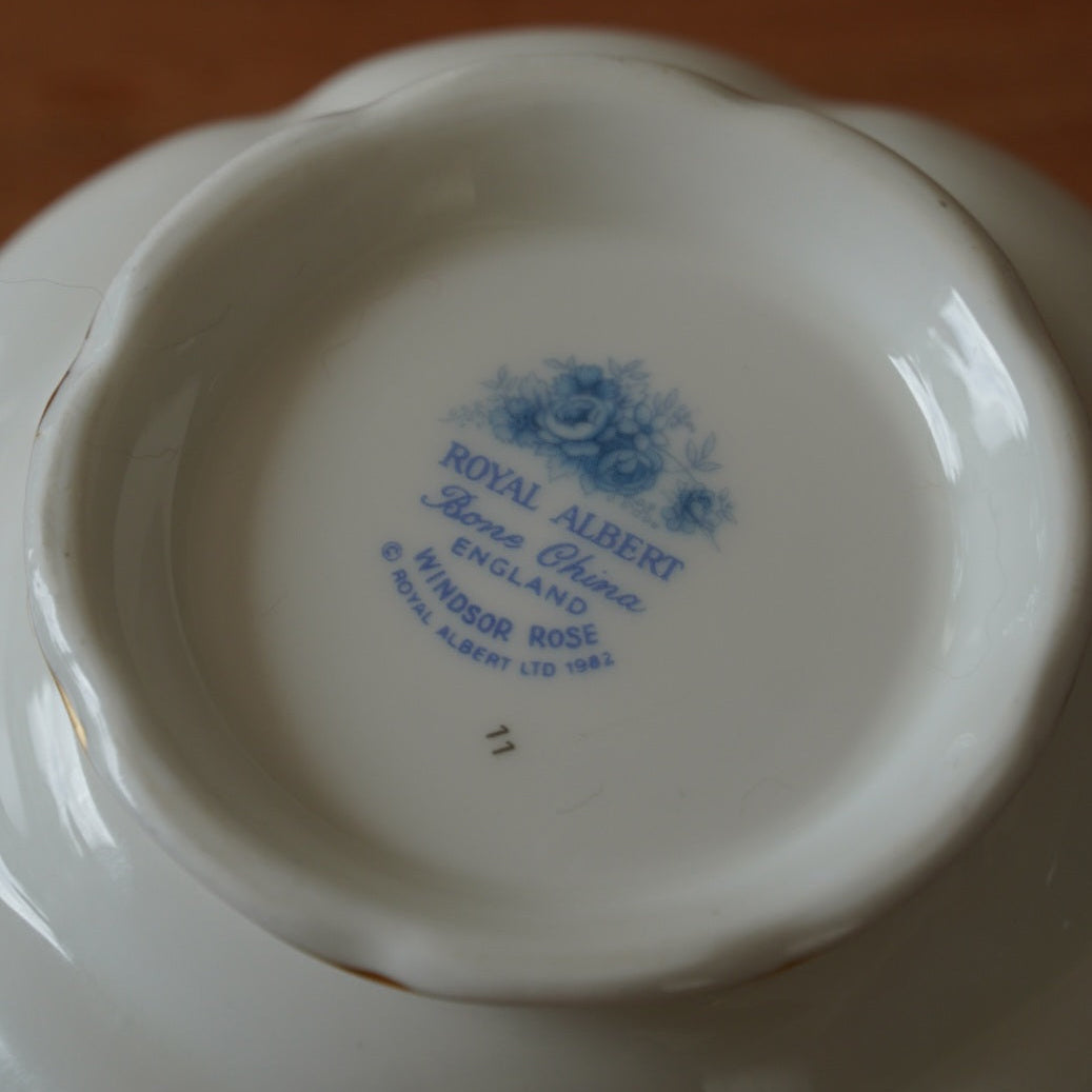 Pot à lait "Charles" en porcelaine anglaise fleurie bleutée et dorée Royal Albert modèle Windsor Rose
