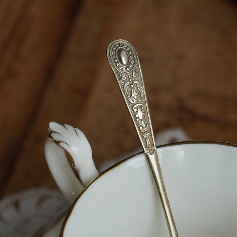 Cuillère à thé "Ashlyn" anglaise en argent avec motifs en relief