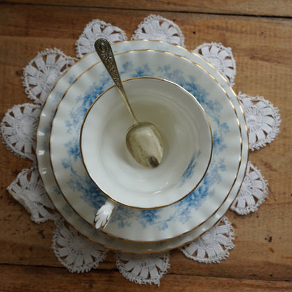 Cuillère à thé "Ashlyn" anglaise en argent avec motifs en relief