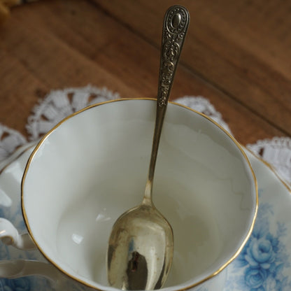 Cuillère à thé "Ashlyn" anglaise en argent avec motifs en relief