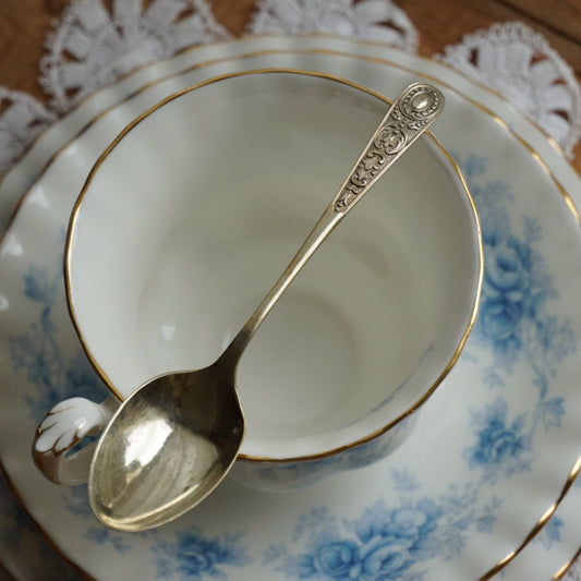 Cuillère à thé "Ashlyn" anglaise en argent avec motifs en relief