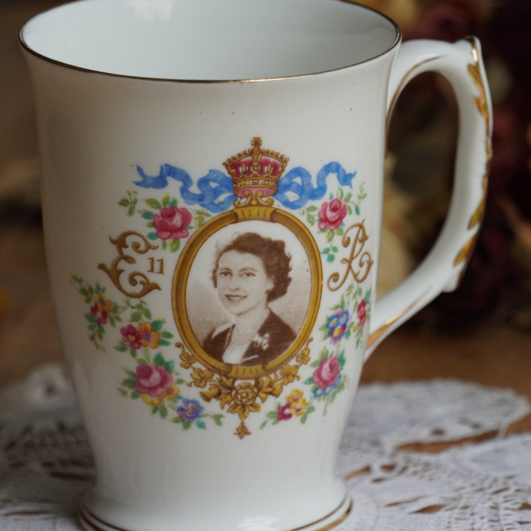 Mug "Liz" en porcelaine anglaise Royal Albert commémorative du couronnement de la reine Elizabeth II de 1953
