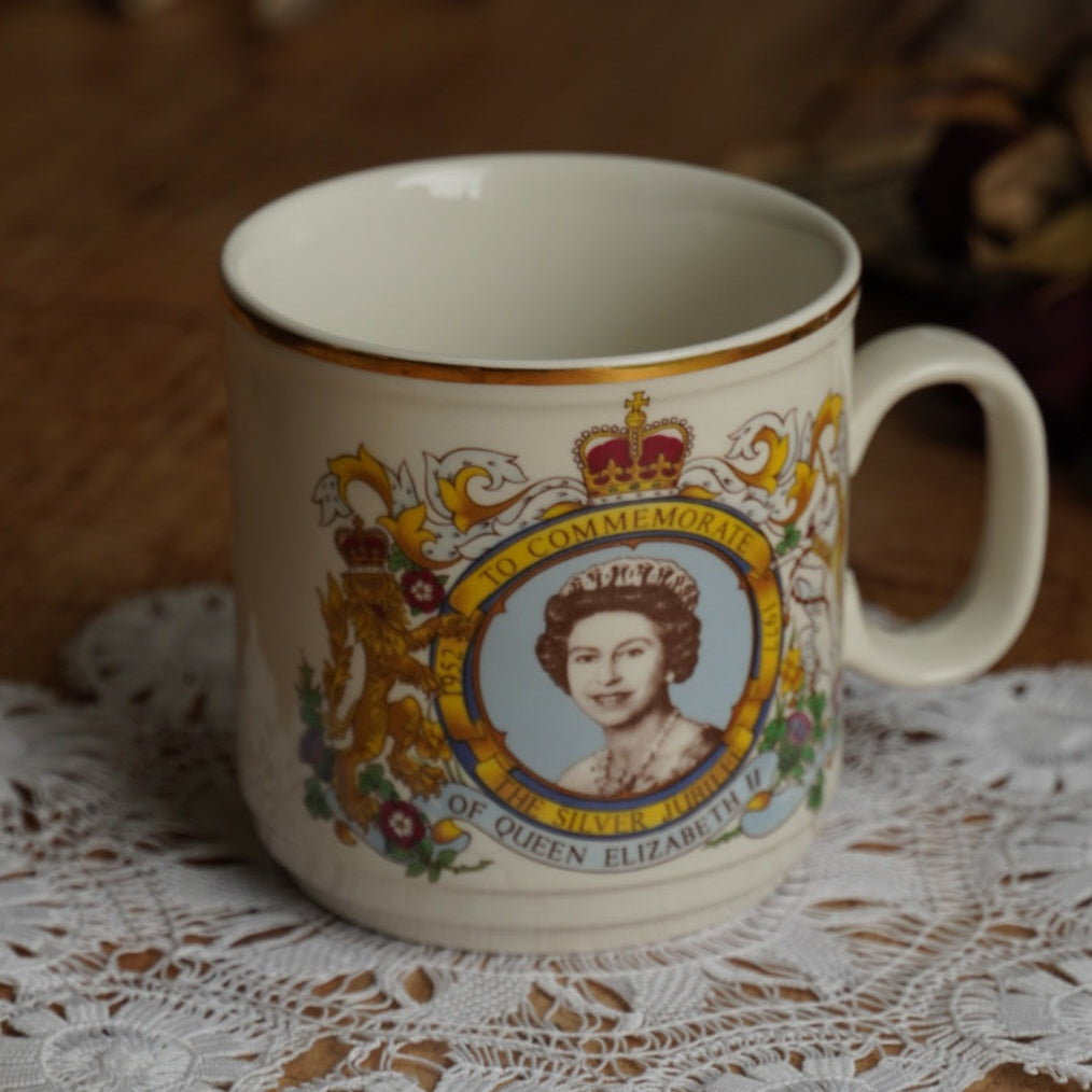 Mug "Queen" en céramique anglaise Churchill commémorative du 25ème anniversaire de l'accession au trône de la reine Elizabeth II