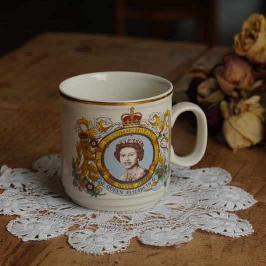 Mug "Queen" en céramique anglaise Churchill commémorative du 25ème anniversaire de l'accession au trône de la reine Elizabeth II
