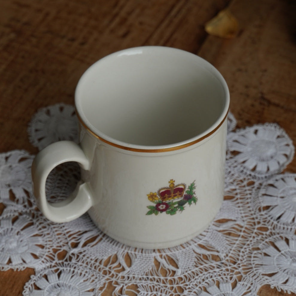 Mug "Queen" en céramique anglaise Churchill commémorative du 25ème anniversaire de l'accession au trône de la reine Elizabeth II