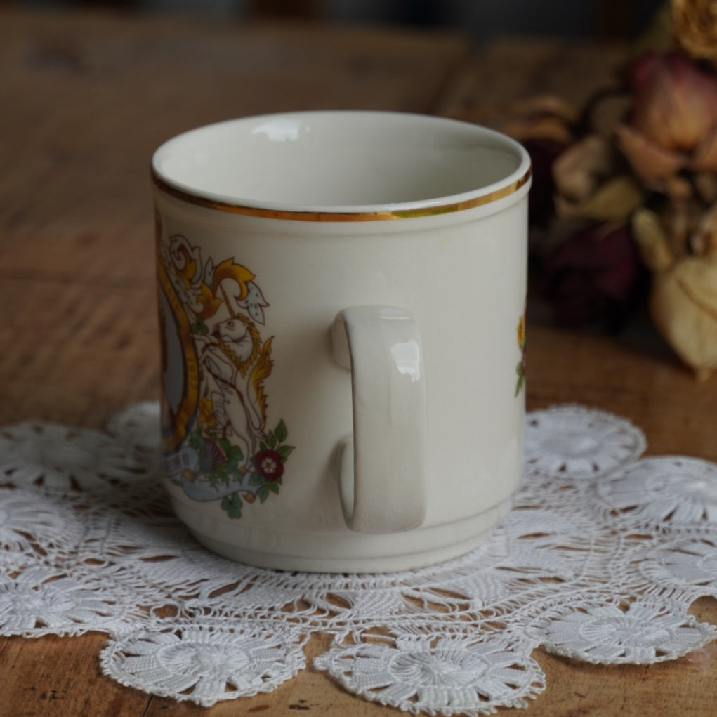 Mug "Queen" en céramique anglaise Churchill commémorative du 25ème anniversaire de l'accession au trône de la reine Elizabeth II