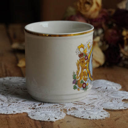 Mug "Queen" en céramique anglaise Churchill commémorative du 25ème anniversaire de l'accession au trône de la reine Elizabeth II