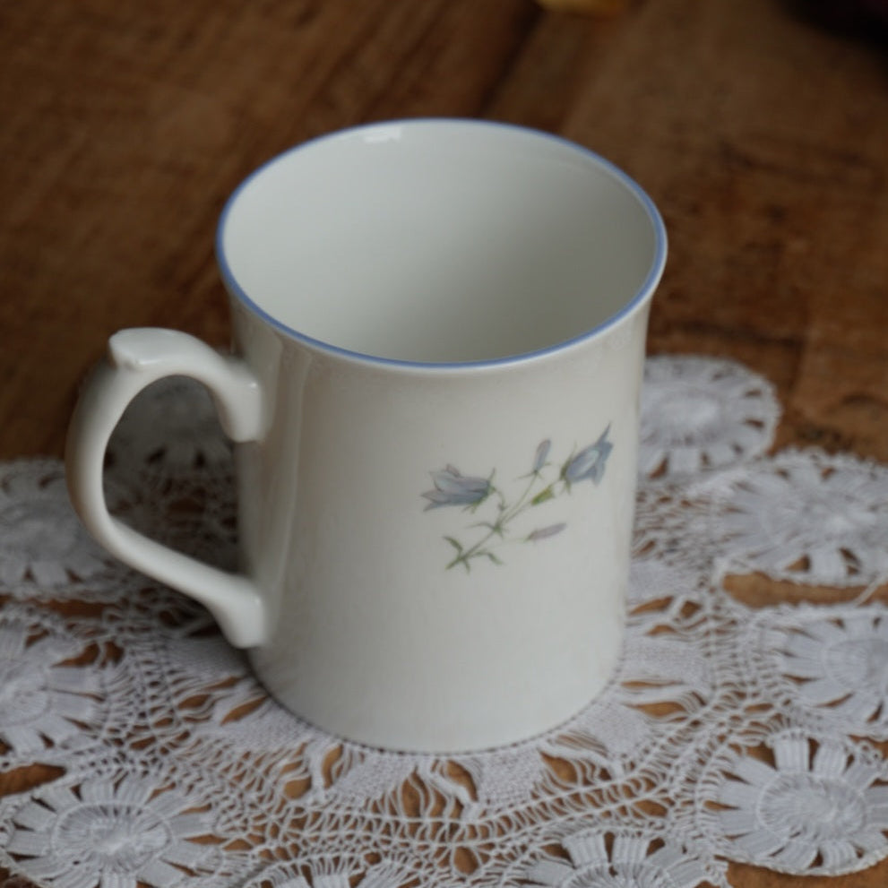 Mug "Jasmine" en porcelaine anglaise fleurie Elizabethan modèle Moorland