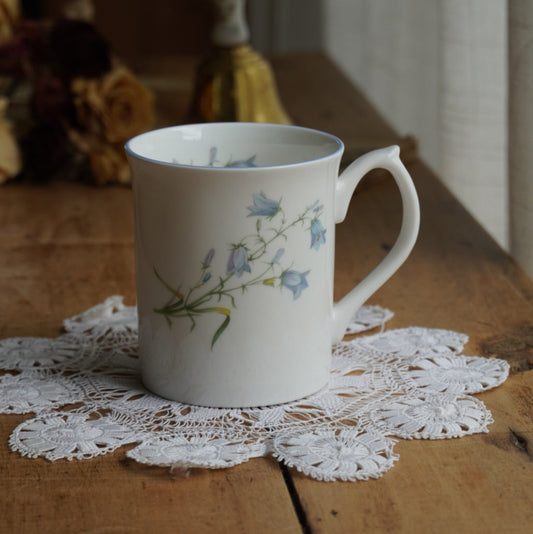 Mug "Jasmine" en porcelaine anglaise fleurie Elizabethan modèle Moorland