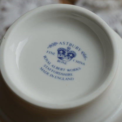 Mug "Rosaline" en porcelaine anglaise fleurie Astbury Royal Albert Works