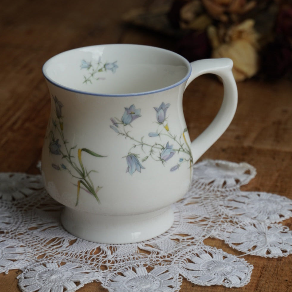 Mug "Rosaline" en porcelaine anglaise fleurie Astbury Royal Albert Works