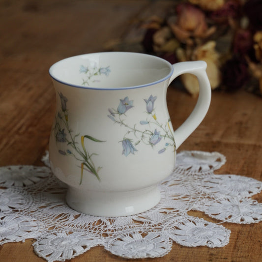 Mug "Rosaline" en porcelaine anglaise fleurie Astbury Royal Albert Works