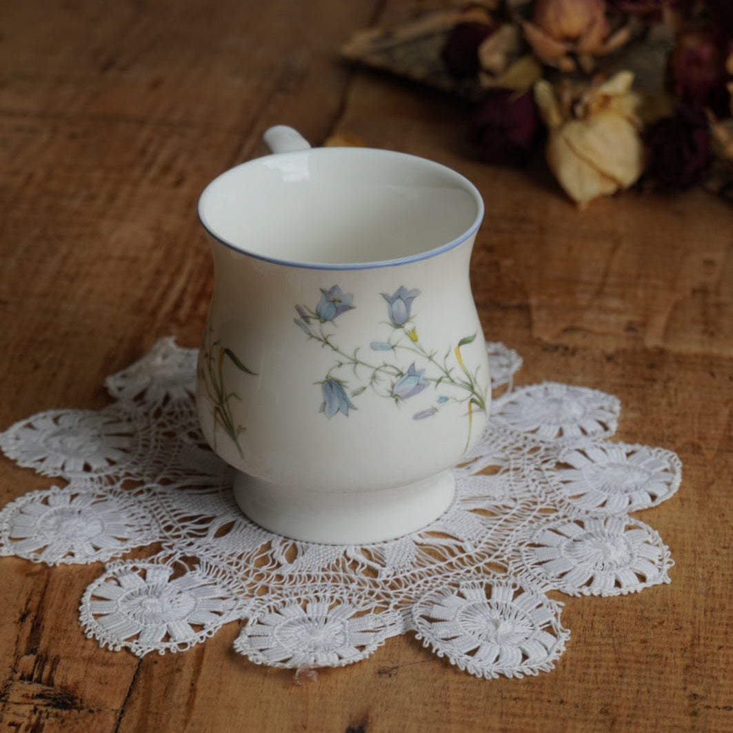 Mug "Rosaline" en porcelaine anglaise fleurie Astbury Royal Albert Works