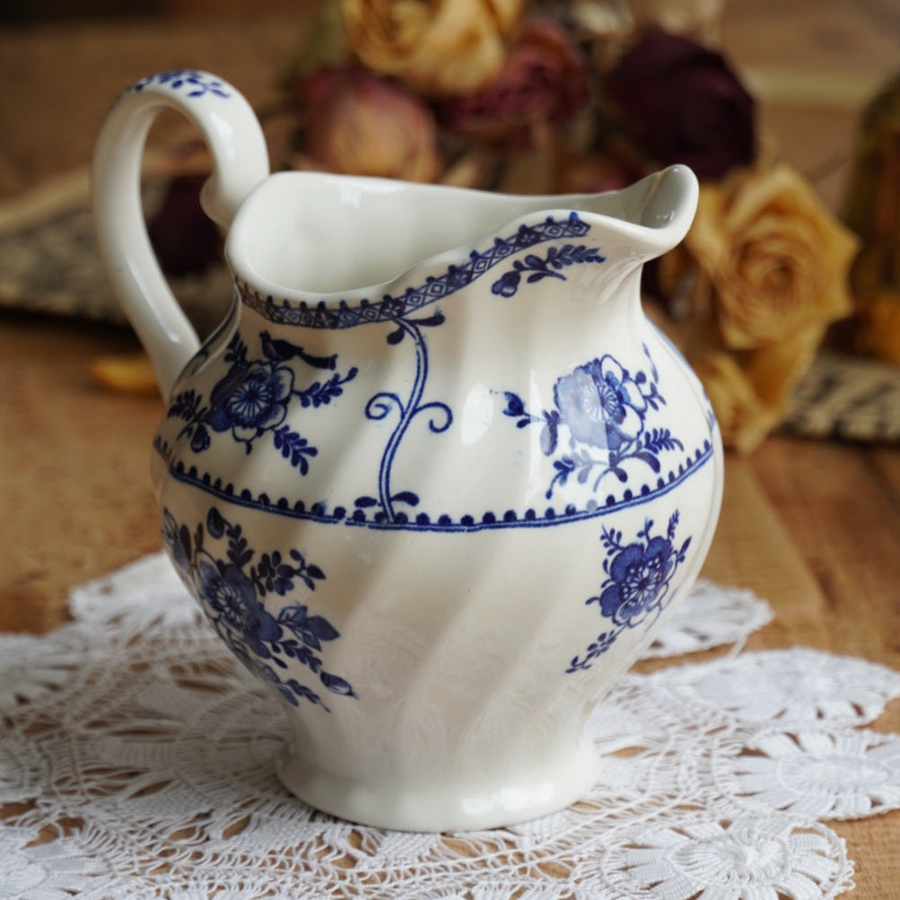 Pot à lait "Harold" en céramique anglaise torsadé aux motifs bleutés