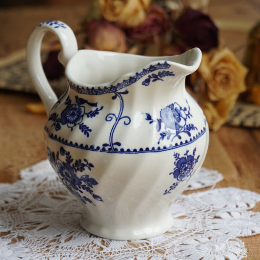 Pot à lait "Harold" en céramique anglaise torsadé aux motifs bleutés