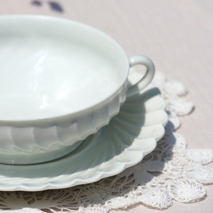 Tasse "Donna" à deux anses en porcelaine de Limoges Haviland