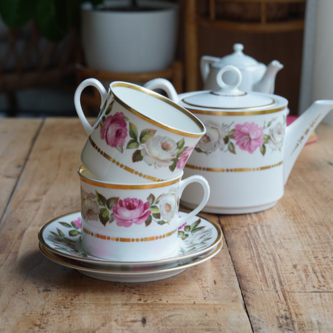 Service à thé "Quinn" en porcelaine anglaise fleurie et dorée Royal Worcester modèle Royal Garden