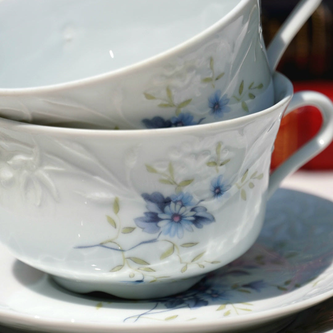 Tasses "Hermance" en porcelaine fleuries avec des reliefs (lot de 4)