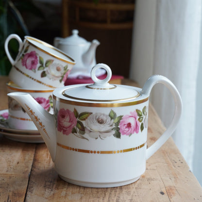 Service à thé "Quinn" en porcelaine anglaise fleurie et dorée Royal Worcester modèle Royal Garden