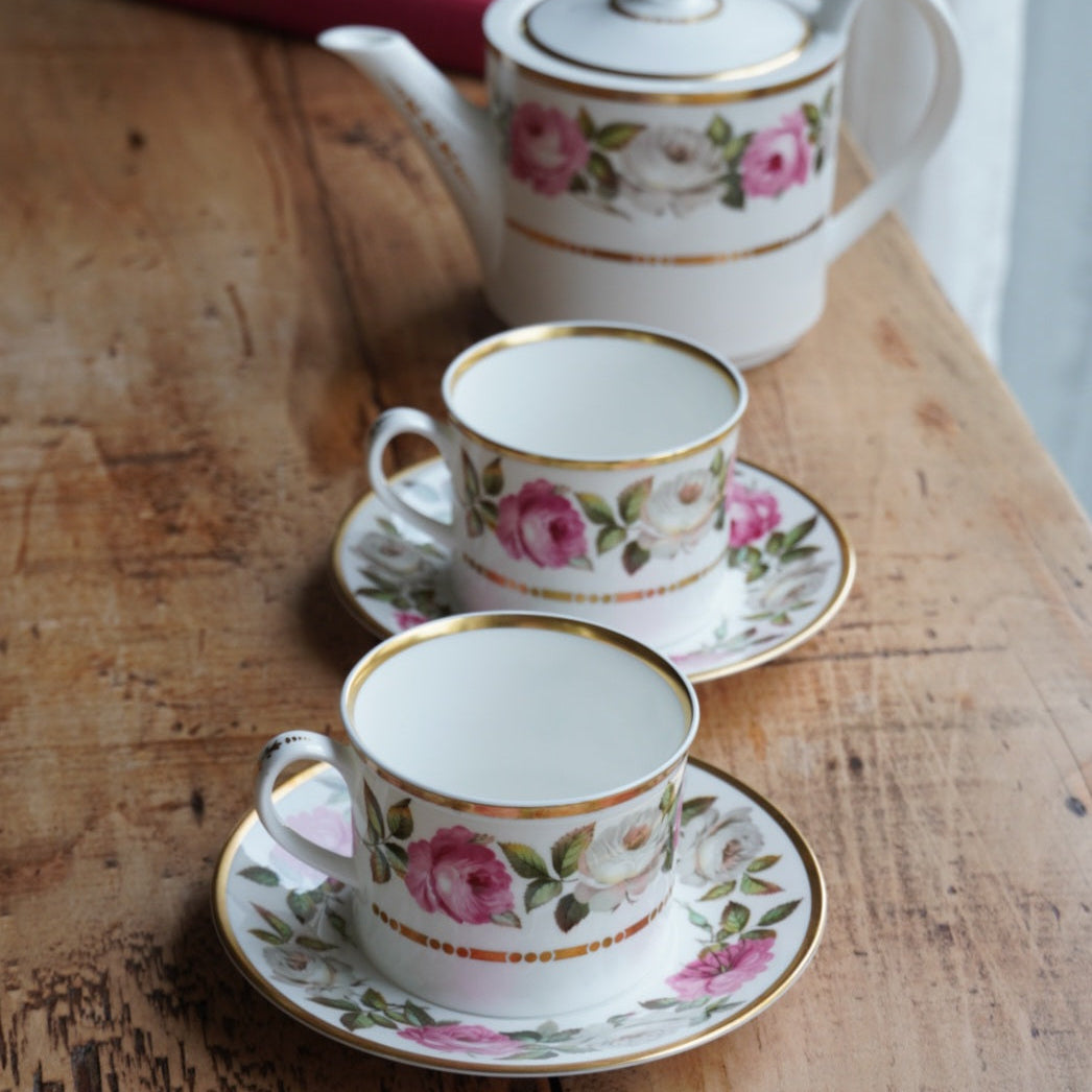 Service à thé "Quinn" en porcelaine anglaise fleurie et dorée Royal Worcester modèle Royal Garden