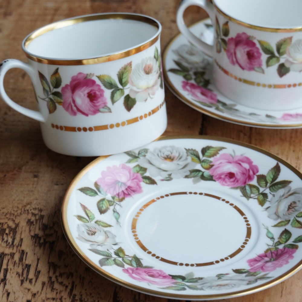 Service à thé "Quinn" en porcelaine anglaise fleurie et dorée Royal Worcester modèle Royal Garden