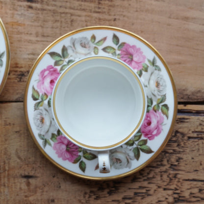 Service à thé "Quinn" en porcelaine anglaise fleurie et dorée Royal Worcester modèle Royal Garden