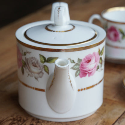 Service à thé "Quinn" en porcelaine anglaise fleurie et dorée Royal Worcester modèle Royal Garden