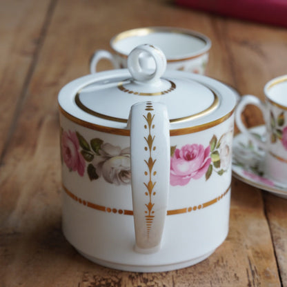 Service à thé "Quinn" en porcelaine anglaise fleurie et dorée Royal Worcester modèle Royal Garden
