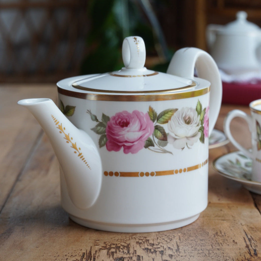 Service à thé "Quinn" en porcelaine anglaise fleurie et dorée Royal Worcester modèle Royal Garden