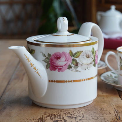 Service à thé "Quinn" en porcelaine anglaise fleurie et dorée Royal Worcester modèle Royal Garden