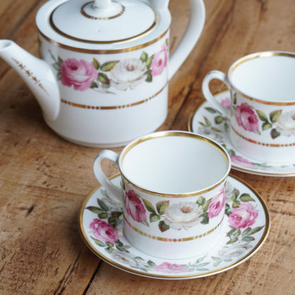 Service à thé "Quinn" en porcelaine anglaise fleurie et dorée Royal Worcester modèle Royal Garden