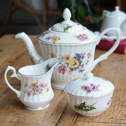 Service à thé "Betsy" en porcelaine anglaise fleurie et dorée Windsor