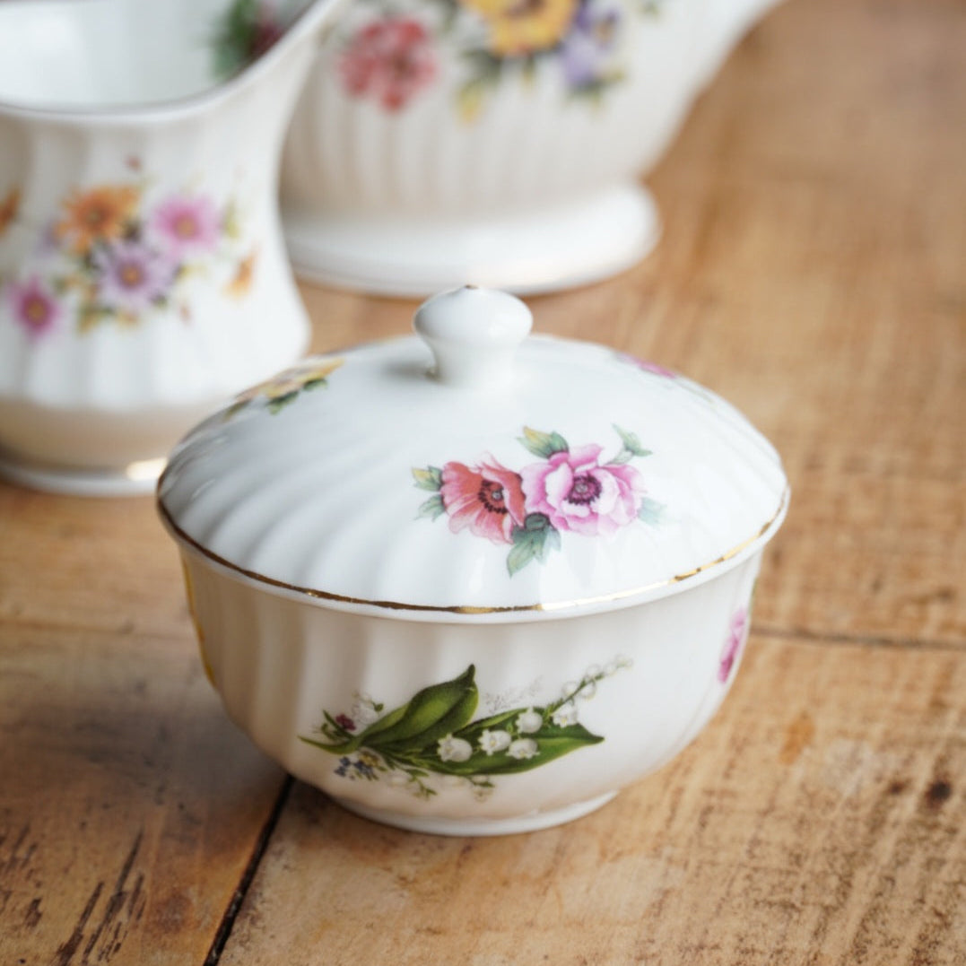 Service à thé "Betsy" en porcelaine anglaise fleurie et dorée Windsor