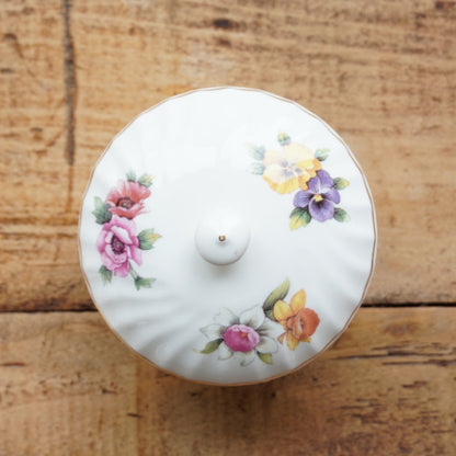 Service à thé "Betsy" en porcelaine anglaise fleurie et dorée Windsor