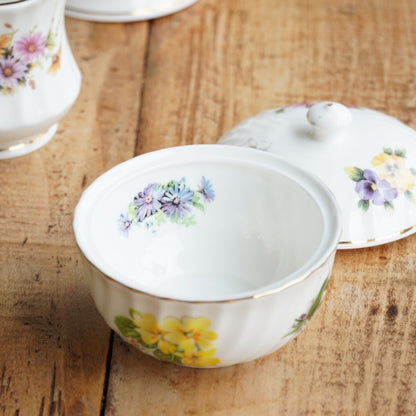 Service à thé "Betsy" en porcelaine anglaise fleurie et dorée Windsor
