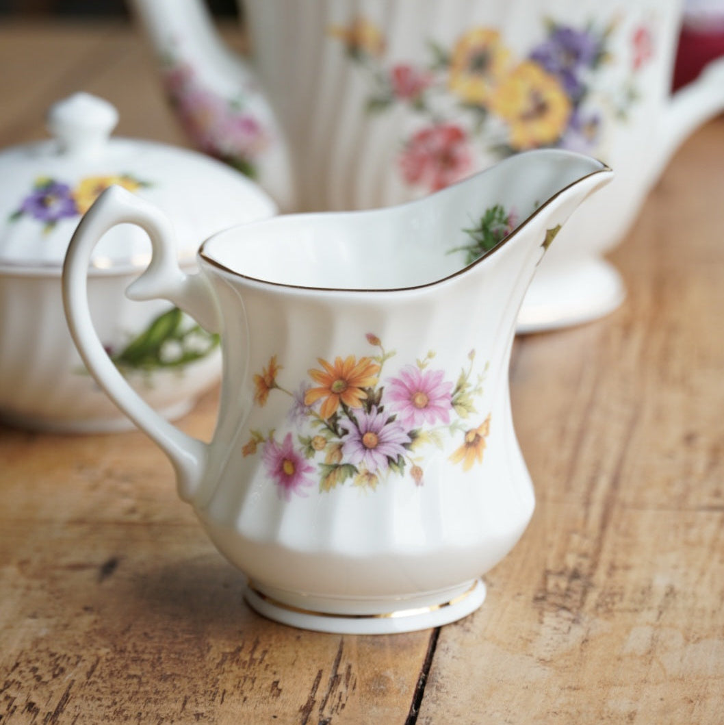 Service à thé "Betsy" en porcelaine anglaise fleurie et dorée Windsor